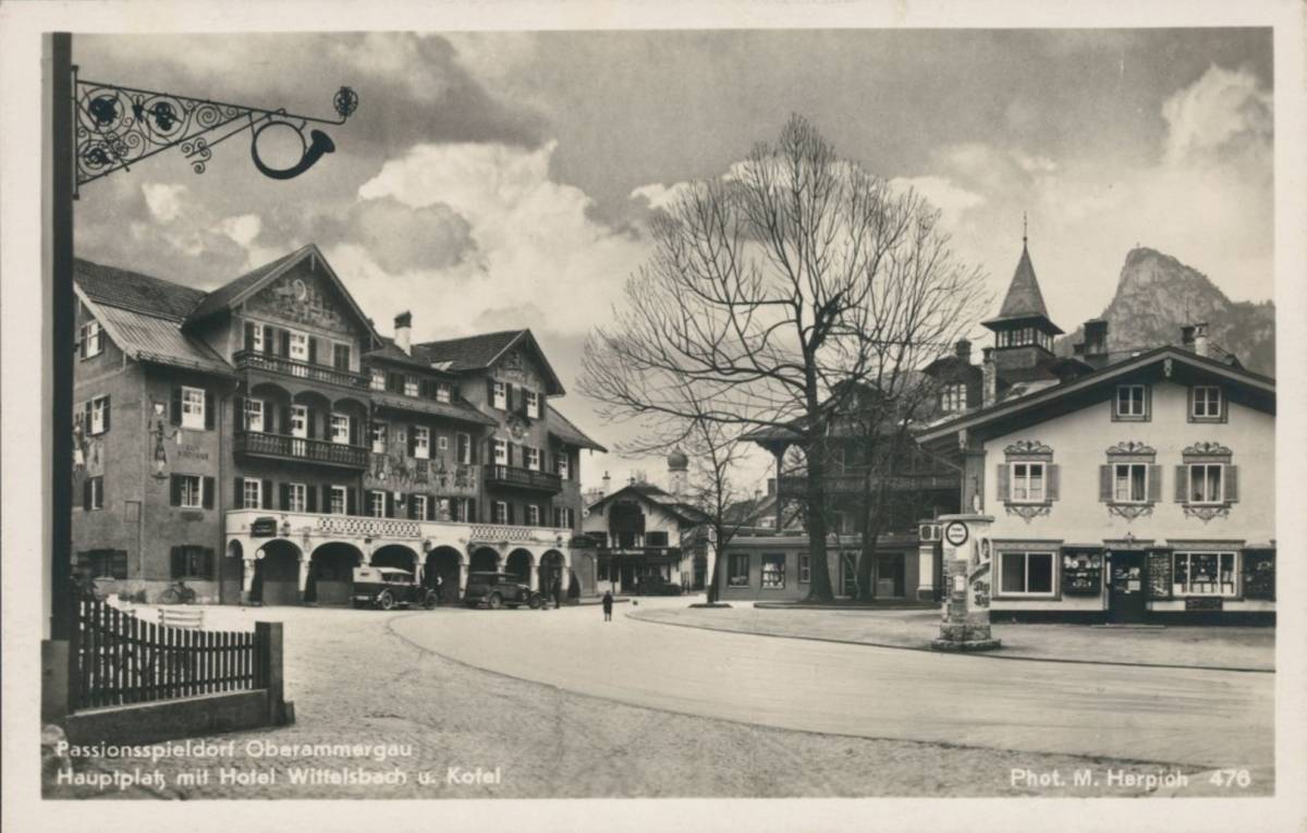 Oberammergau Hauptplatz mit Hotel Wittelsbach und Kofel