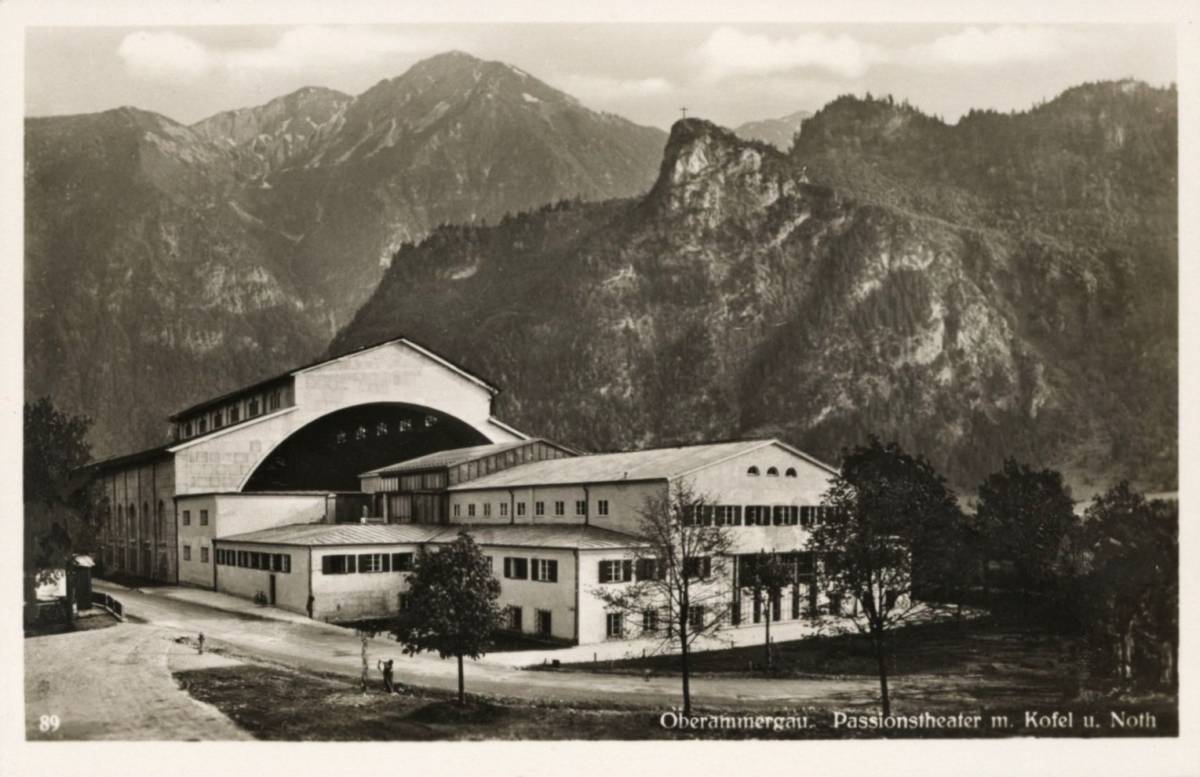 Oberammergau Passionstheater mit Kofel und Noth